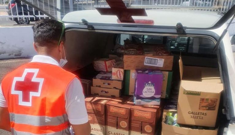 Cruz Roja, repartiendo alimentos