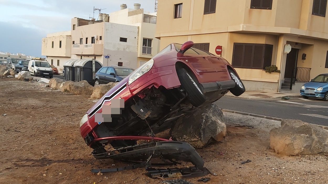 Vehículo accidentado en Argana Alta