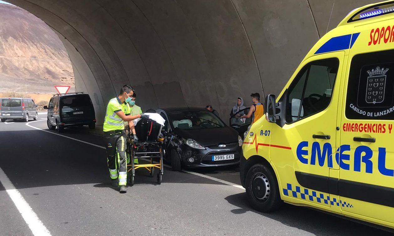 Emerlan atiende a un joven tras un accidente en el túnel de Guatiza