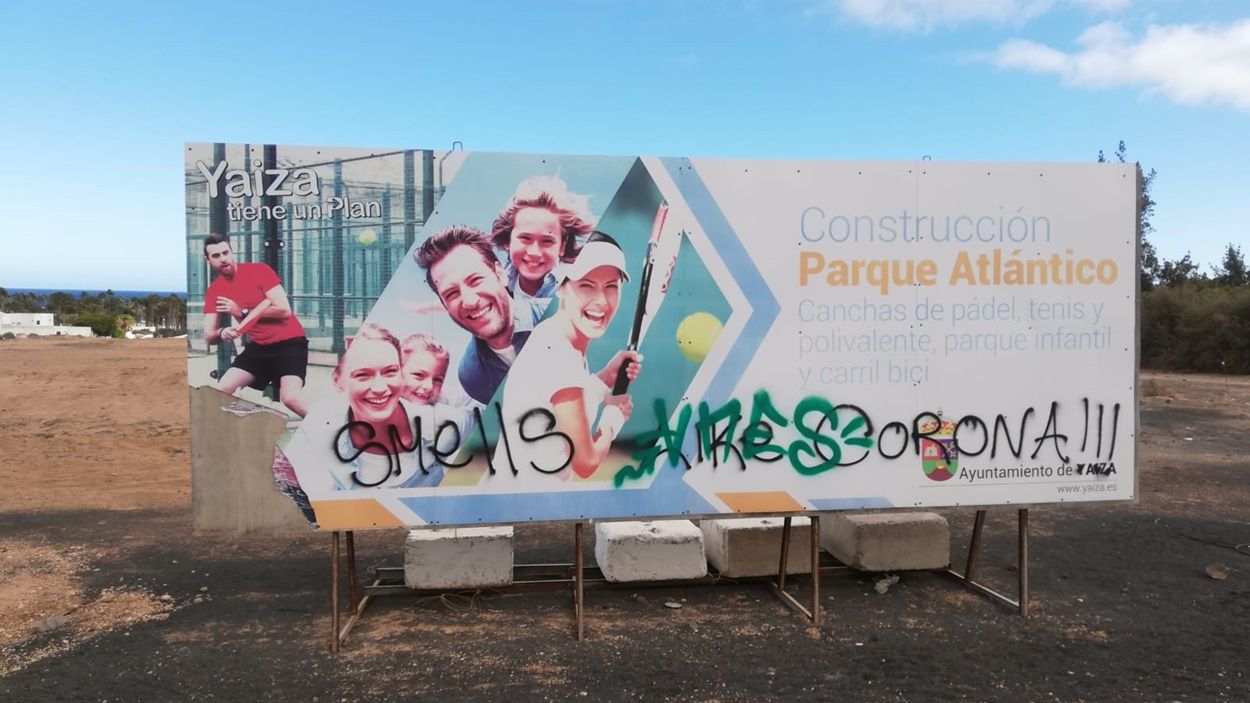 Pintadas en carteles publicitarios de obras municipales en Yaiza