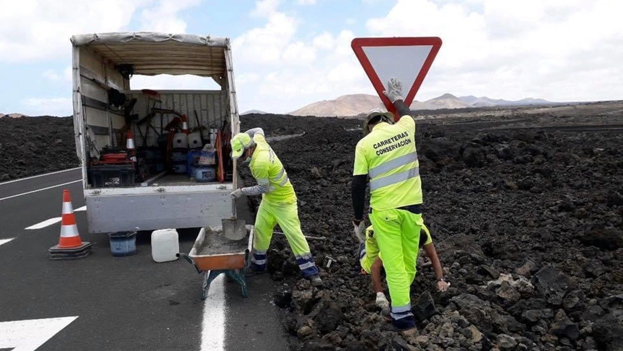 Trabajos de mejora de seguridad en las carreteras de Yaiza