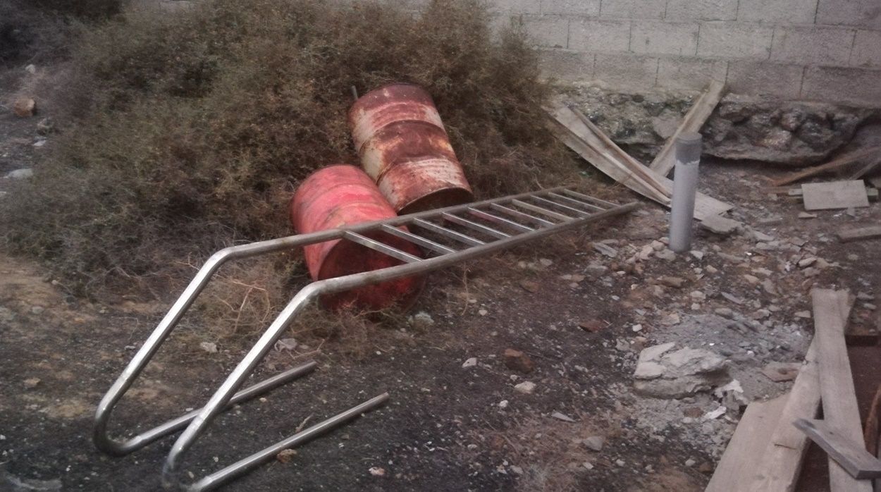 Escalera que el PP afirma que se tenía que haber instalado en el muelle, tirada en un solar