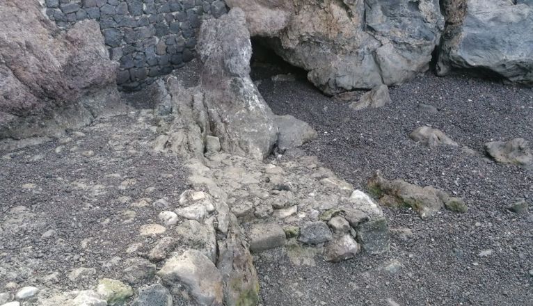 Cemento en la orilla del mar en El Poril según denucia CC