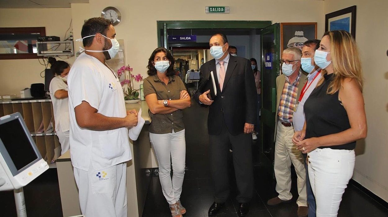 El consejero de Sanidad, Blas Trujillo, en una visita al Hospital Molina Orosa. Foto: Europa Press