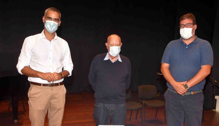 Antonio Lorenzo, junto al alcalde de San Bartolomé y el concejal de Cultura