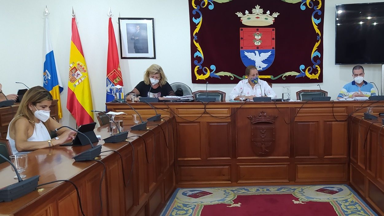 La alcaldesa de Arrecife , Ástrid Pérez, en el pleno, y la concejal de Servicios Sociales