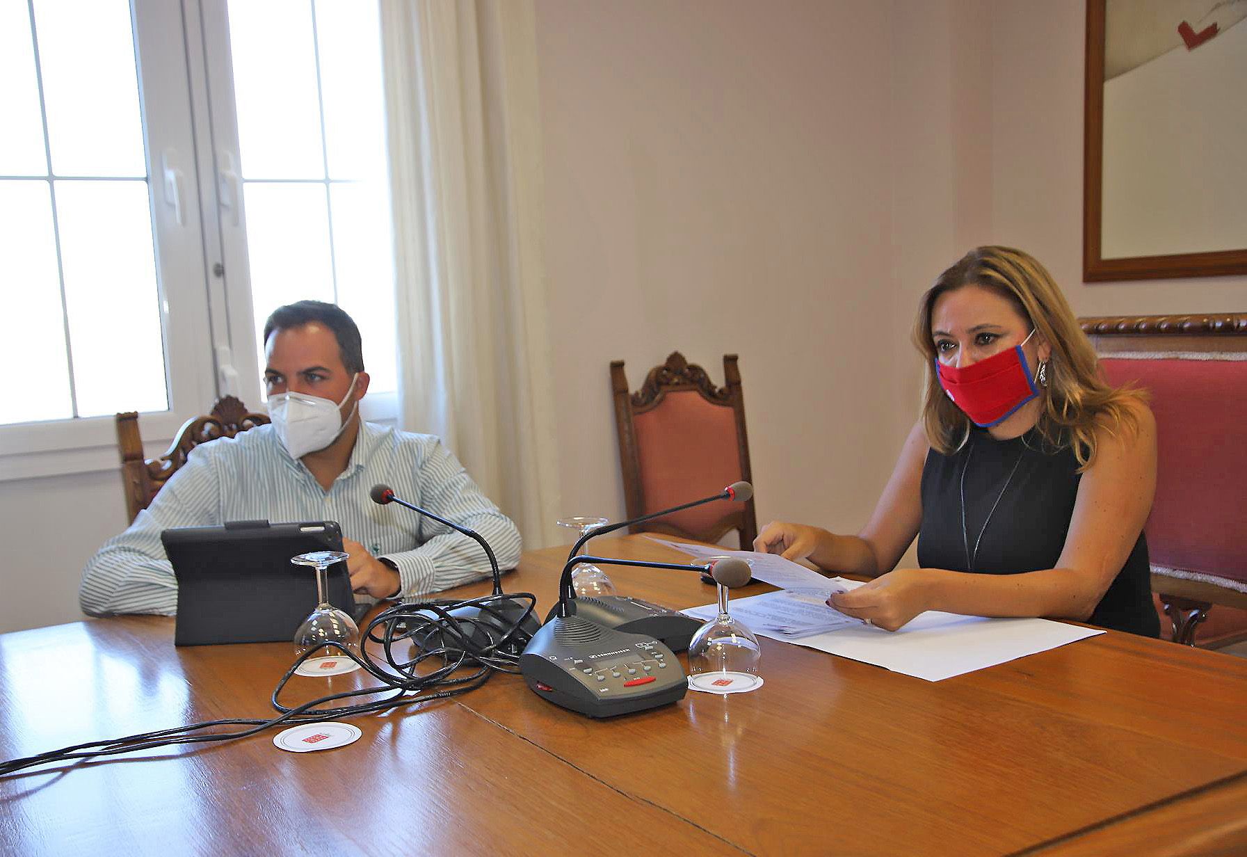 Maria Dolores Corujo y Jacobo Medina en el Consejo de Gobierno