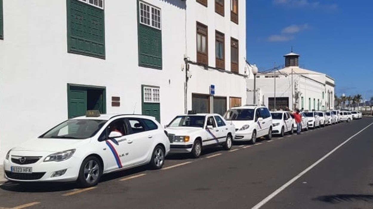 Parada de taxis en la avenida de Arrecife