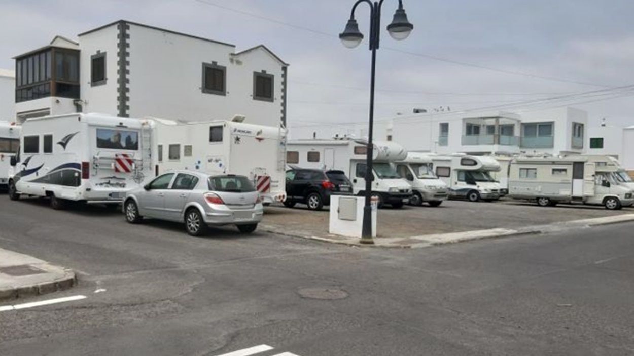 Autocaravanas aparcadas en Arrieta en una imagen del pasado mes de julio