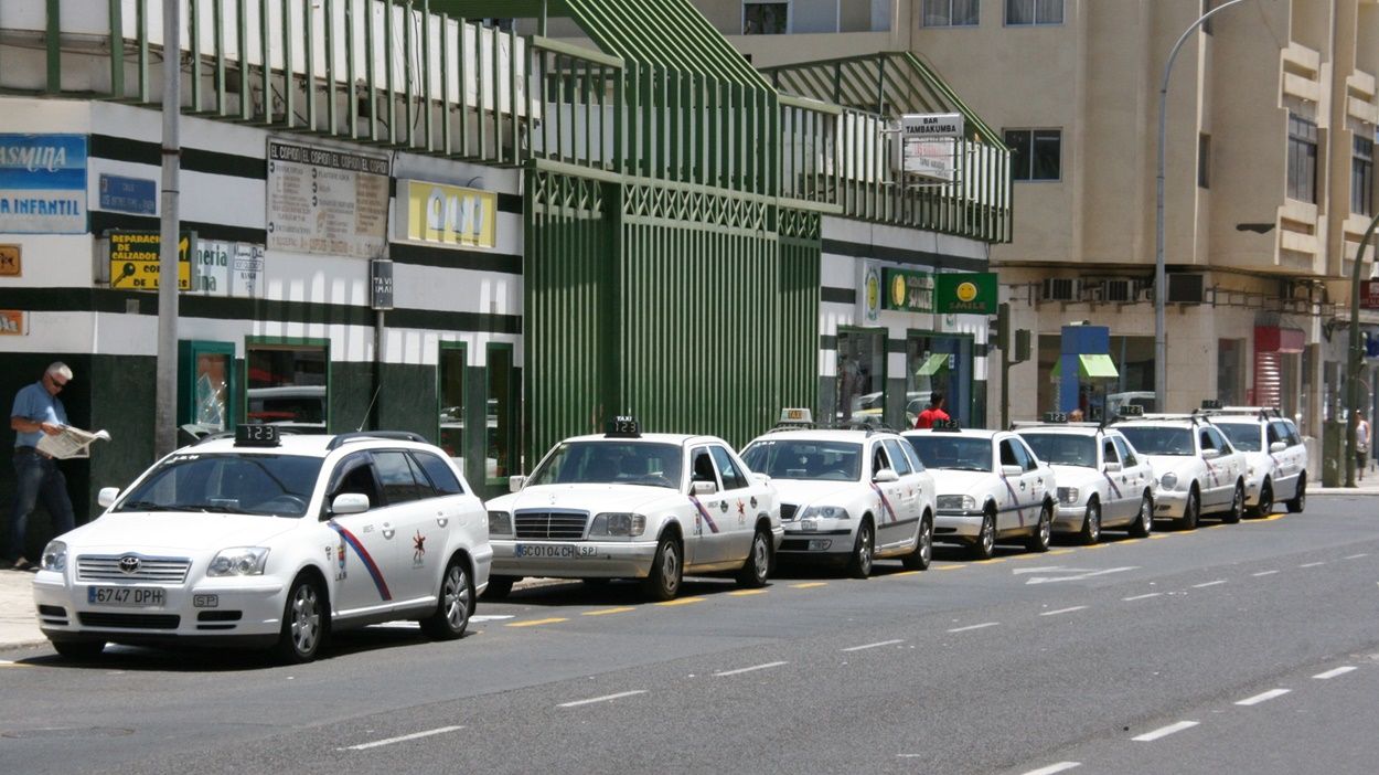 Parada de taxis en la calle Manolo Millares de Arrecife (Imagen  de archivo)