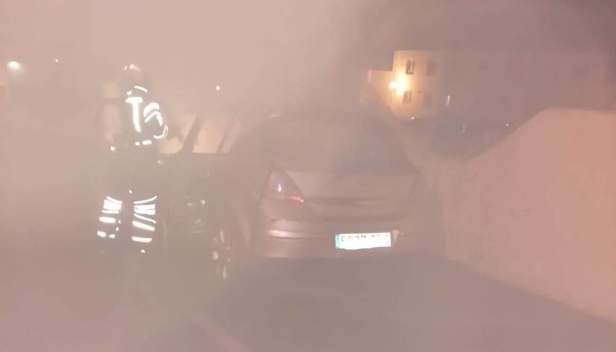 Arde de madrugada un coche en Puerto del Carmen