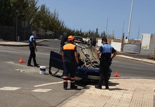 Un coche vuelca en Playa Blanca