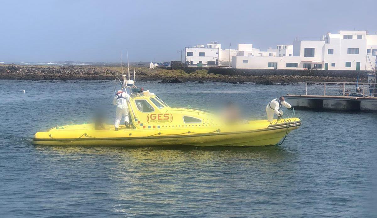 Emerlan evacúa de La Graciosa a tres turistas, uno de ellos positivo en covid 