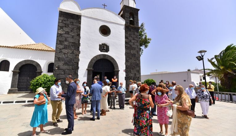 Vecinos y miembros del Ayuntamiento asisten a la misa en honor a San Bartolomé