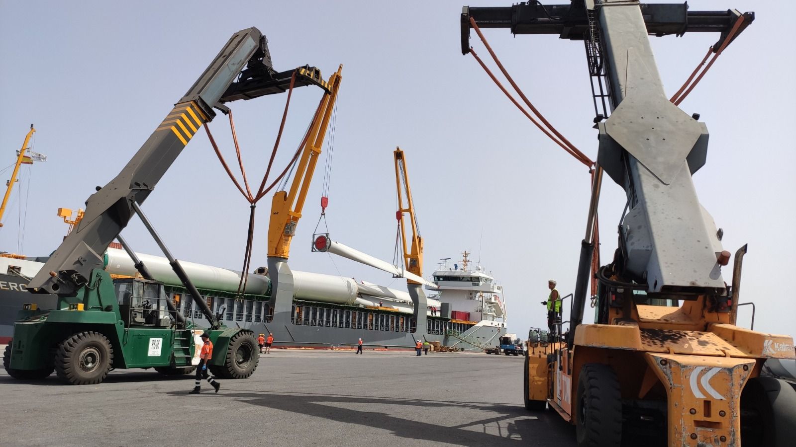 Llegan a Lanzarote los cuatro aerogeneradores del futuro Parque Eólico Arrecife