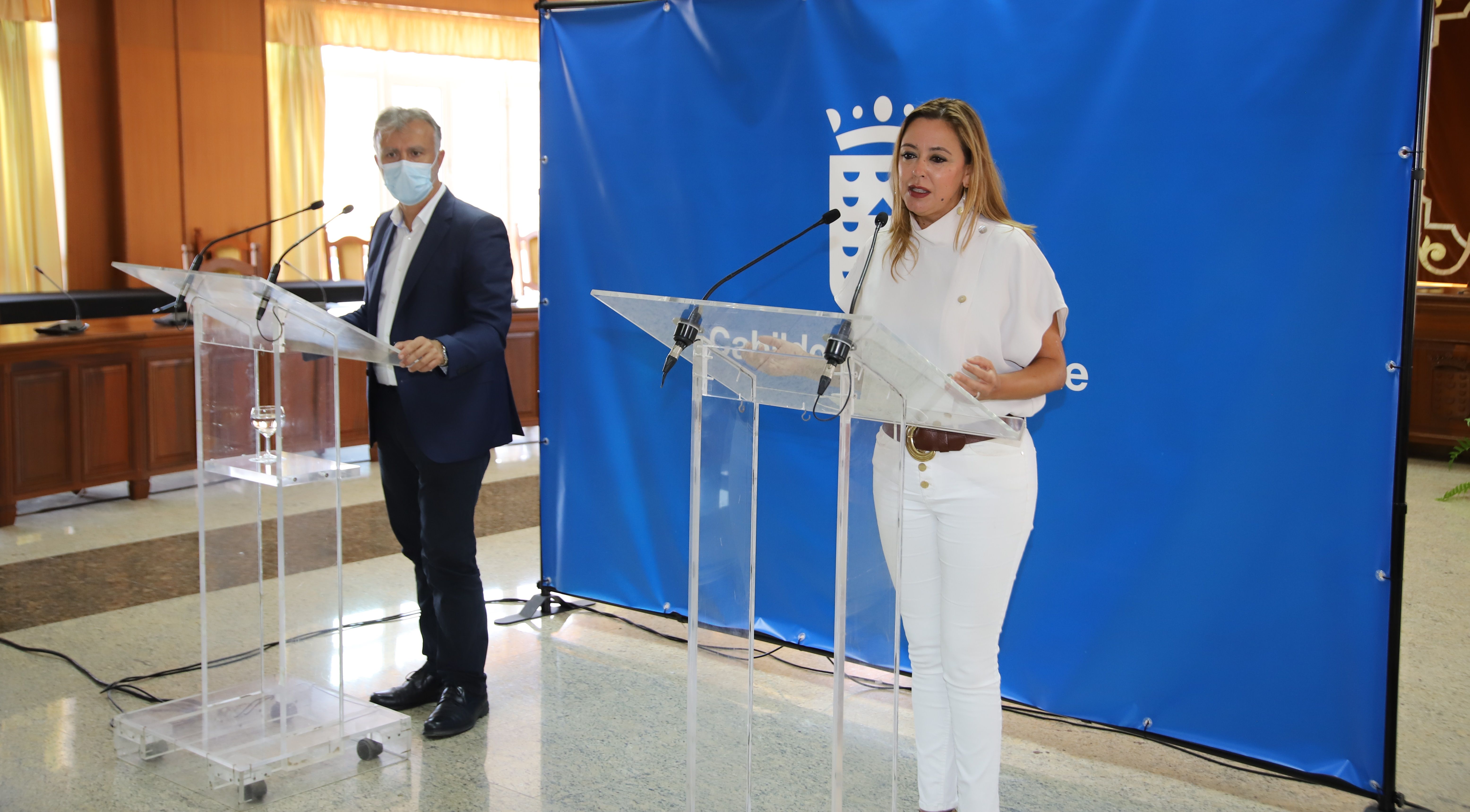 La presidenta del Cabildo, María Dolores Corujo, y el presidente de Canarias, Ángel Víctor Torres