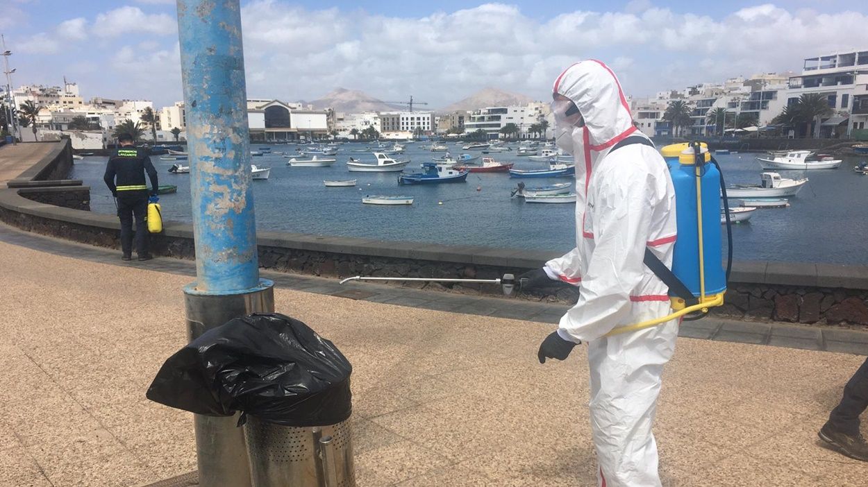 Desinfección de espacios públicos por la crisis del coronavirus en Lanzarote