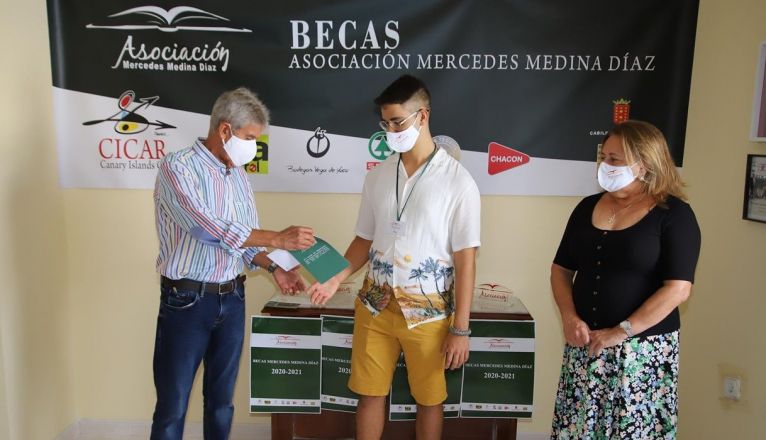 Entrega becas Asociación Mercedes Medina díaz