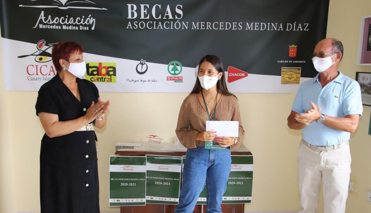 Acto de entrega de las becas de la Asociación Mercedes Medina Díaz Acto de entrega de las becas de la Asociación Mercedes Medina Díaz