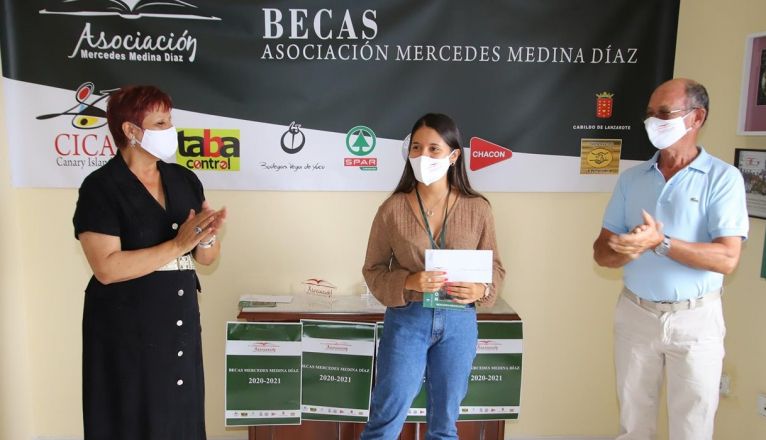 Acto de entrega de las becas de la Asociación Mercedes Medina Díaz