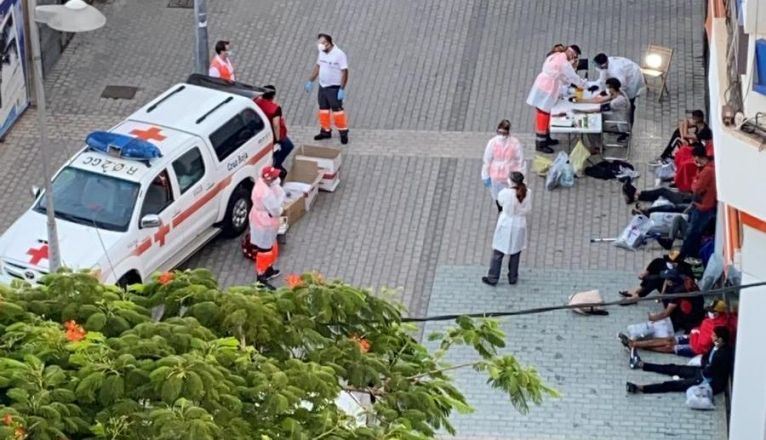 Dispositivo de asistencia a los inmigrantes llegados en patera a Arrecife