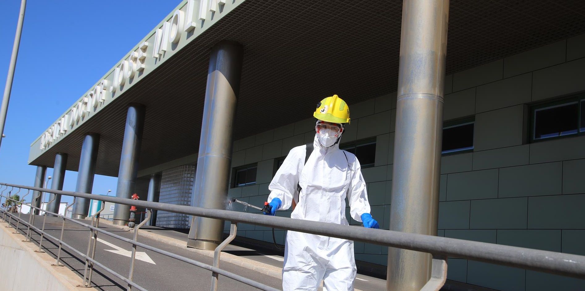 Labores de desinfección en el Hospital Molina Orosa durante la crisis del coronavirus en Lanzarote