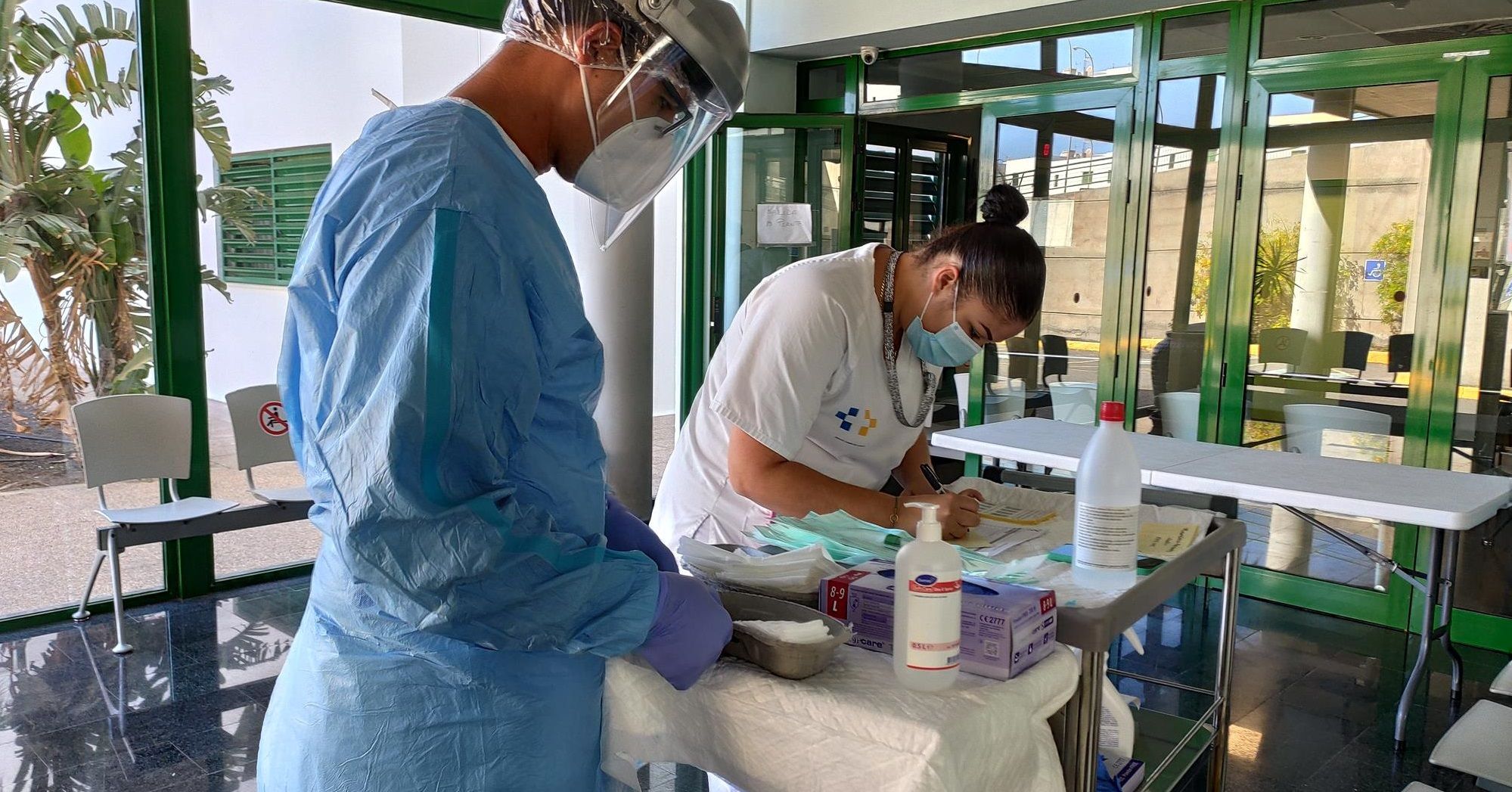 El equipo del Hospital Molina Orosa recoge muestras para realizar las pruebas de coronavirus
