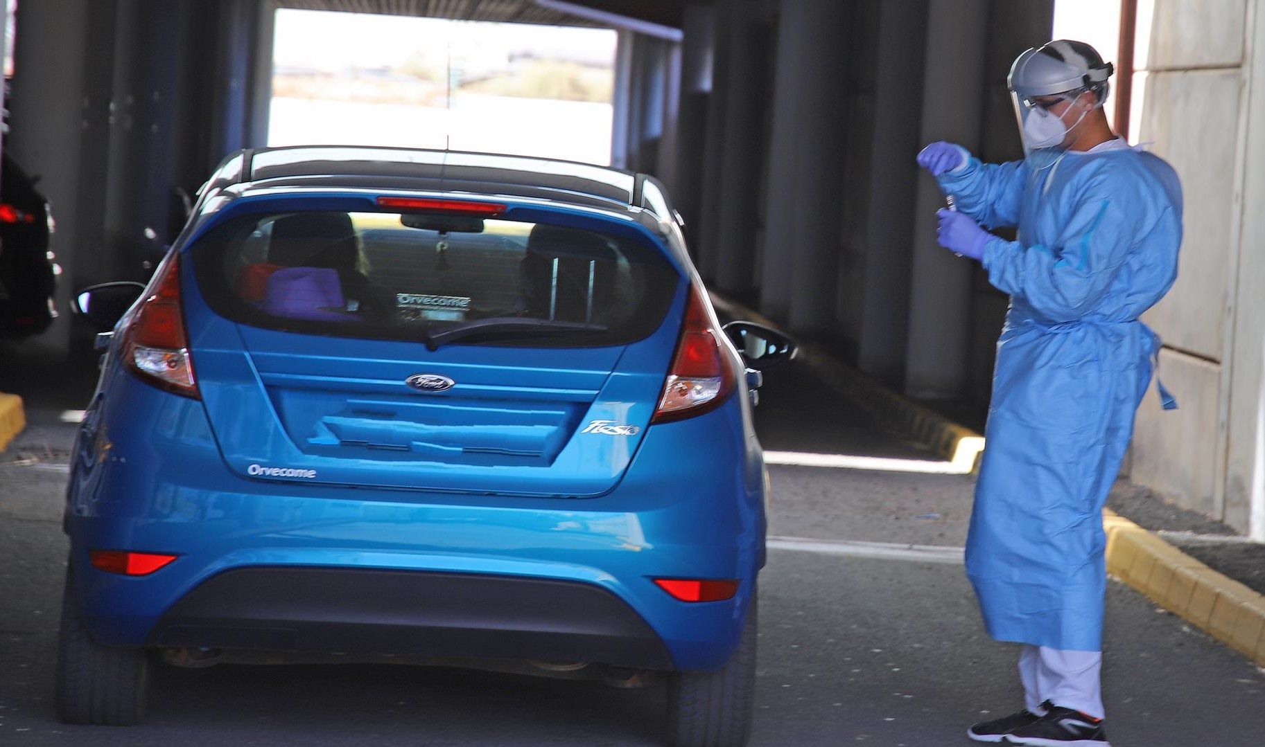 Recogida de muestras en el auto covid del Hospital Molina Orosa para las pruebas del coonavirus