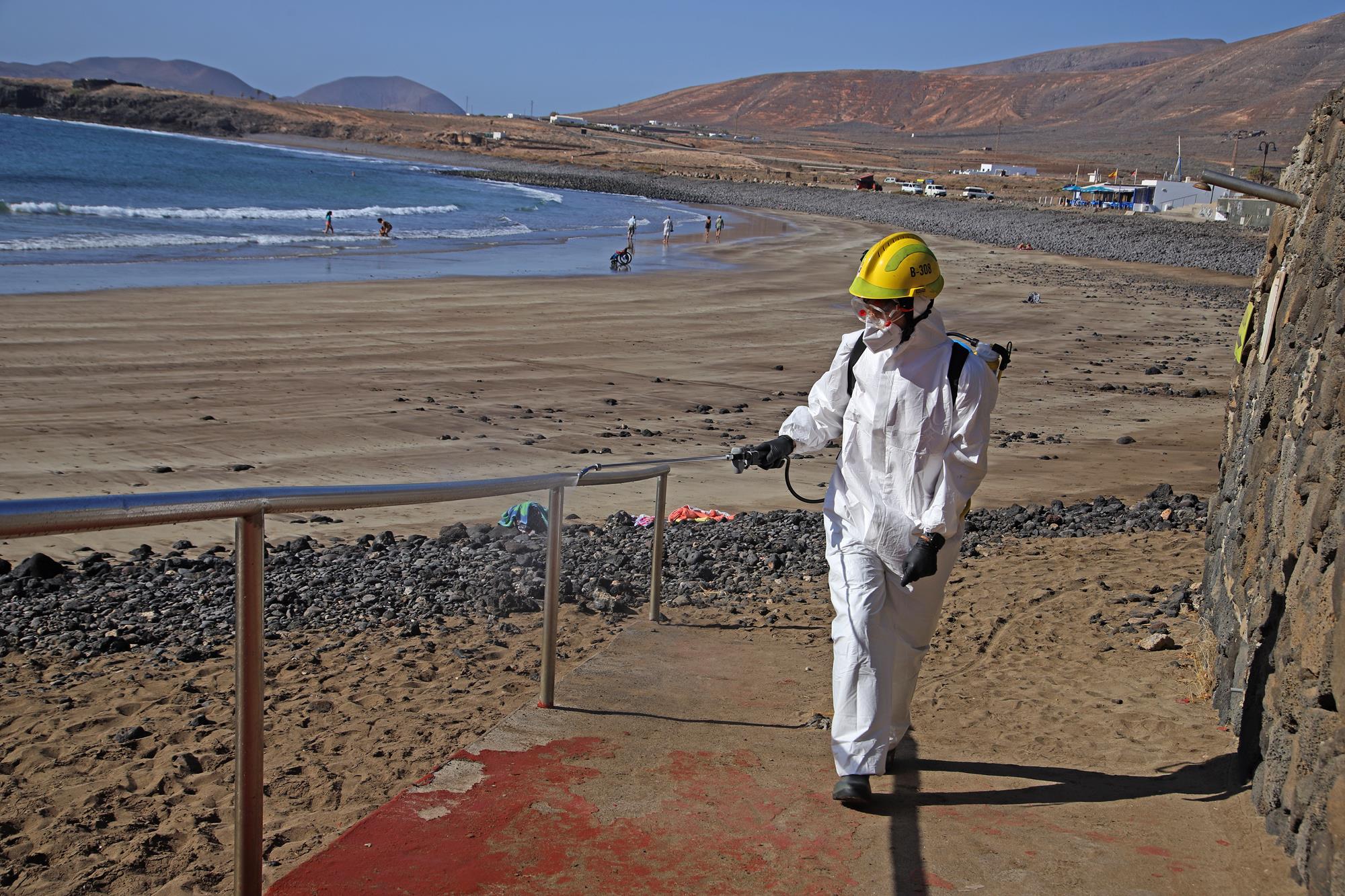 Desinfección en la playa de La Garita de Arrieta durante la pandemia de coronavirus