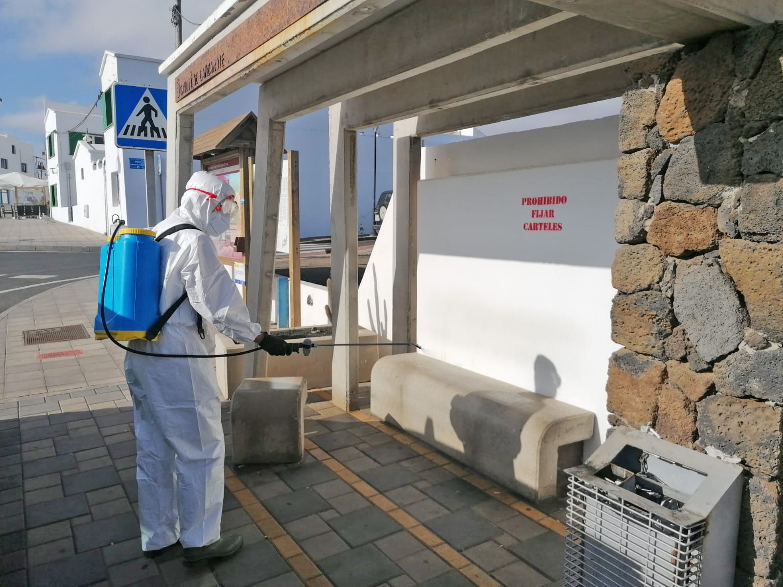Desinfección de espacios públicos en Órzola durante la pandemia del coronavirus 