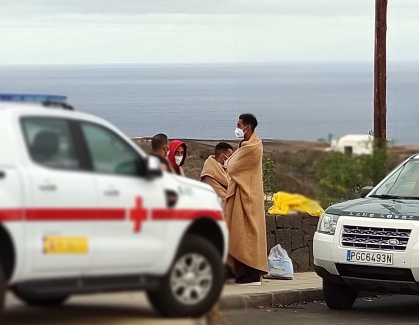 Inmigrantes llegados en patera a La Santa. Fotos: Sergio Betancort Inmigrantes llegados en patera a La Santa. Fotos: Sergio Betancort
