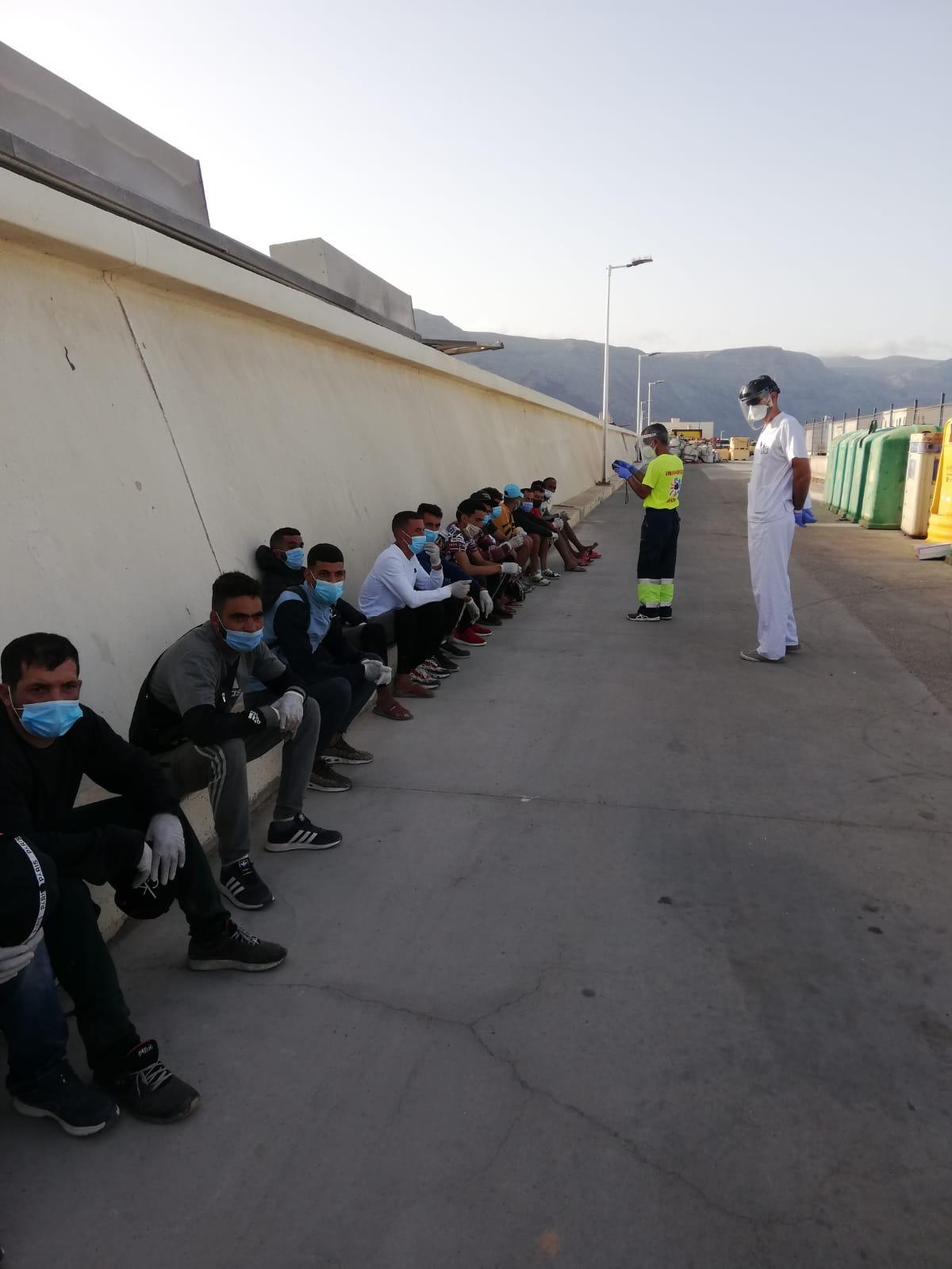 LLega una patera con 19 inmigrantes a La Graciosa