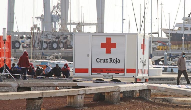 Cruz Roja ha instalado dos carpas y baños químicos en el puerto