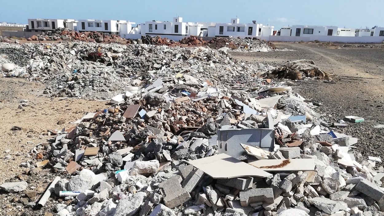 Escombros en la zona trasera de la urbanización Costa Papagayo