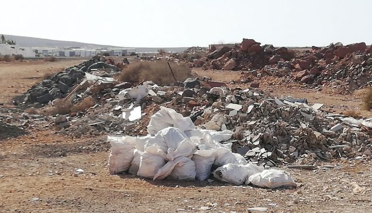 Basura y escombros en la zona trasera de la urbanización Costa Papagayo