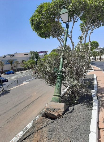 Farola con riesgo de caída en la Medular