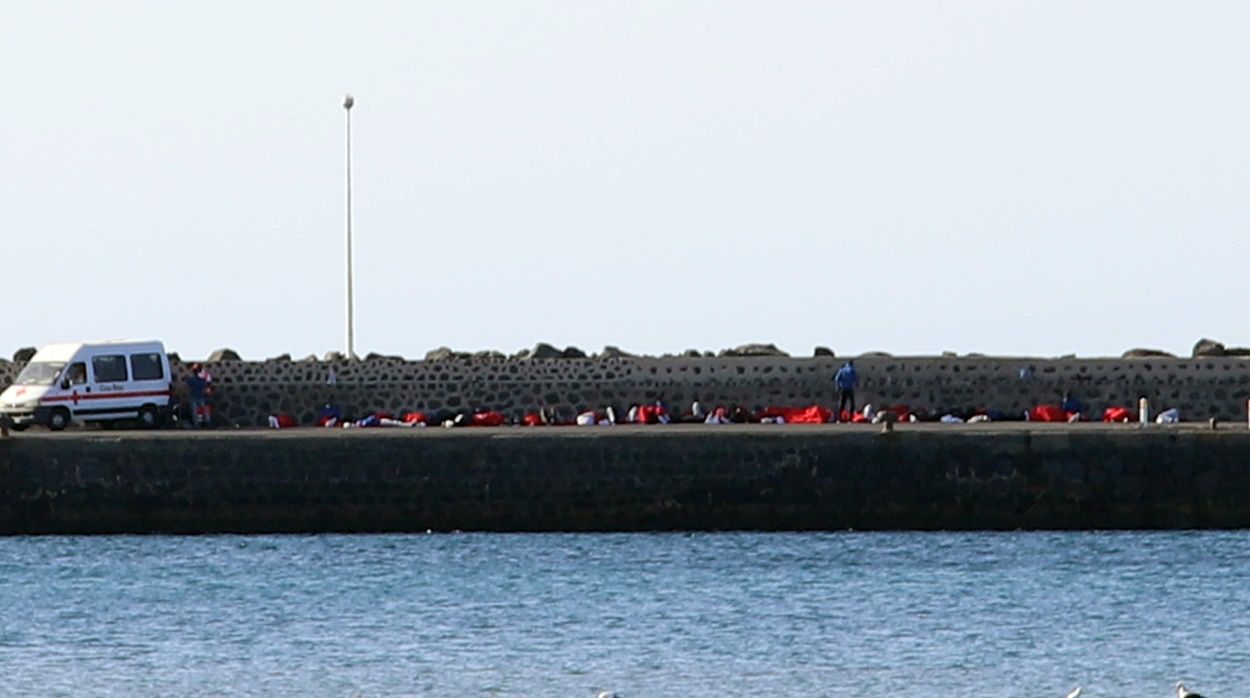 Imagen de archivo de inmigrantes de una patera en el muelle  Comercial de Arrecife. Fotos: Sergio Betancort