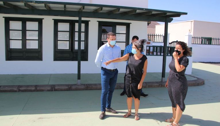 El alcalde de Yaiza y la concejala de Educación visitan el colegio de Uga