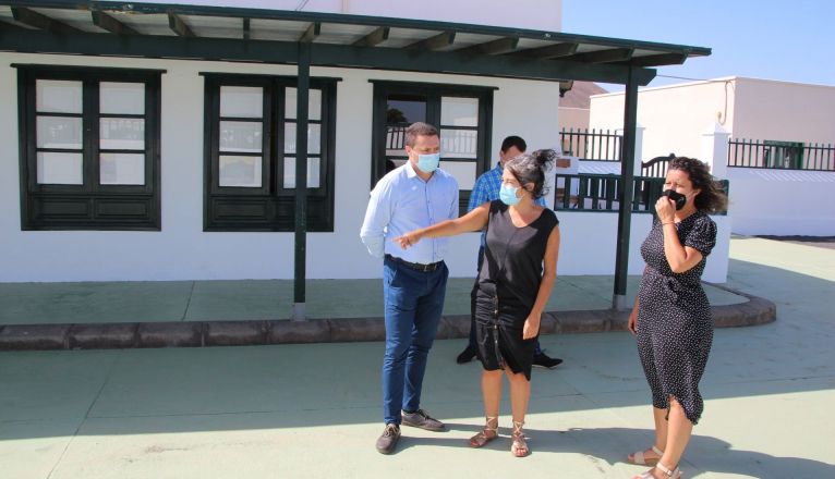 El alcalde de Yaiza y la concejala de Educación visitan el colegio de Uga El alcalde de Yaiza y la concejala de Educación visitan el colegio de Uga