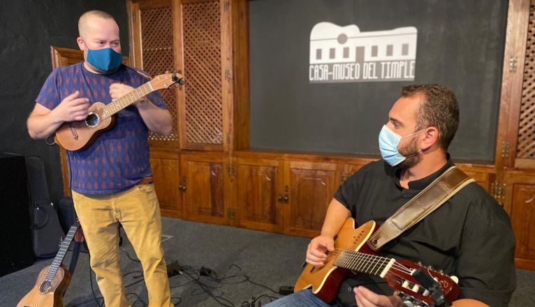 Un momento durante la actuacion de timplista José Vicente Pérez