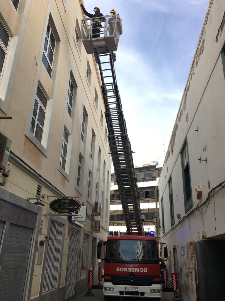 Los bomberos intervienen por una caída de cascotes de un edificio en Arrecife