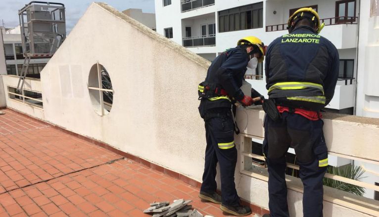 Bomberos intervienen en la caída de cascotes de un edificio en Arrecife