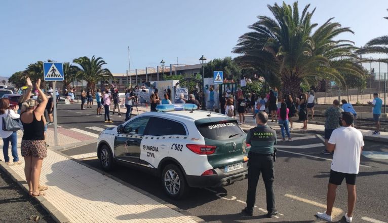 Protesta frente al colegio de Costa Teguise
