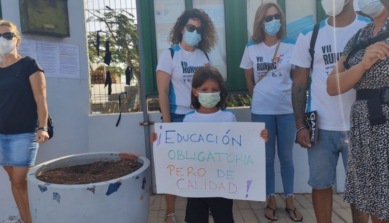 Padres y alumnos protestan frente al colegio de Costa Teguise
