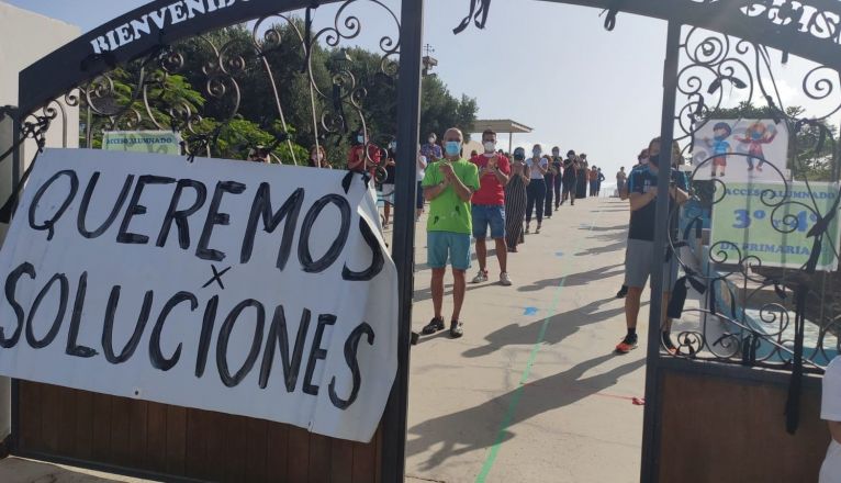 Alumnos y padres del colegio de Costa Teguise protestan a las puertas del centro Alumnos y padres del colegio de Costa Teguise protestan a las puertas del centro