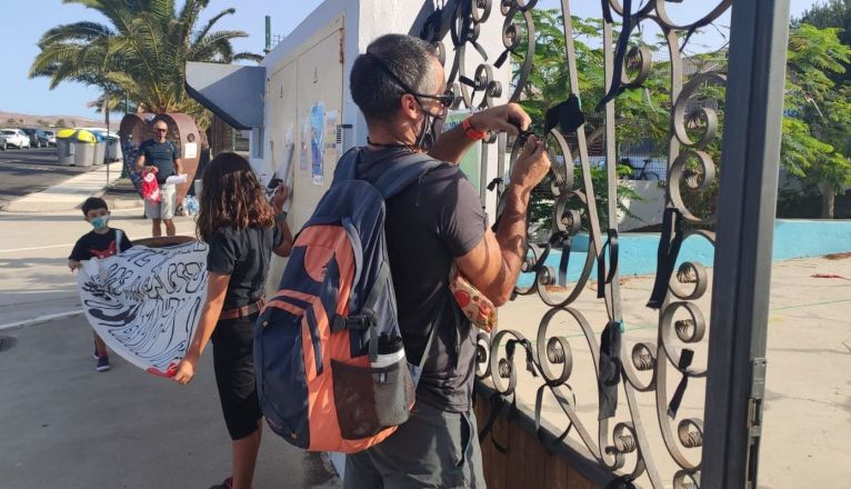 El AMPA del colegio de Costa Teguise coloca crespones negros a la entrada del centro