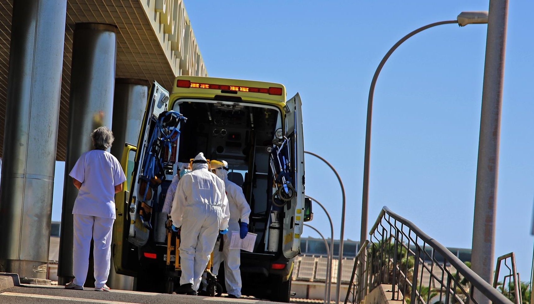 Ambulancia del SUC a la entrada de Urgencias del Hospital durante la crisis del coronavirus 