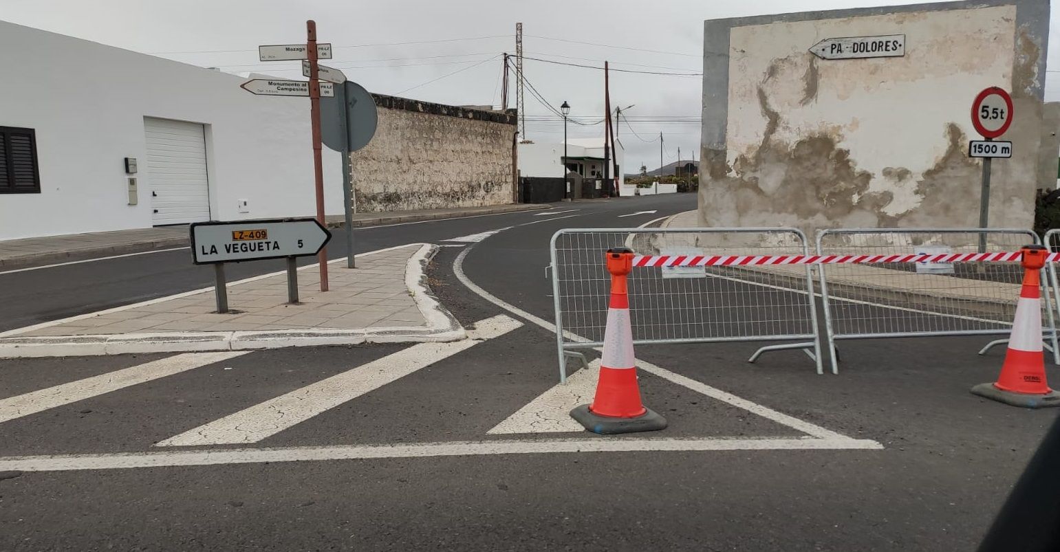 Carretera cortada por la improvisada romería de Los Dolores