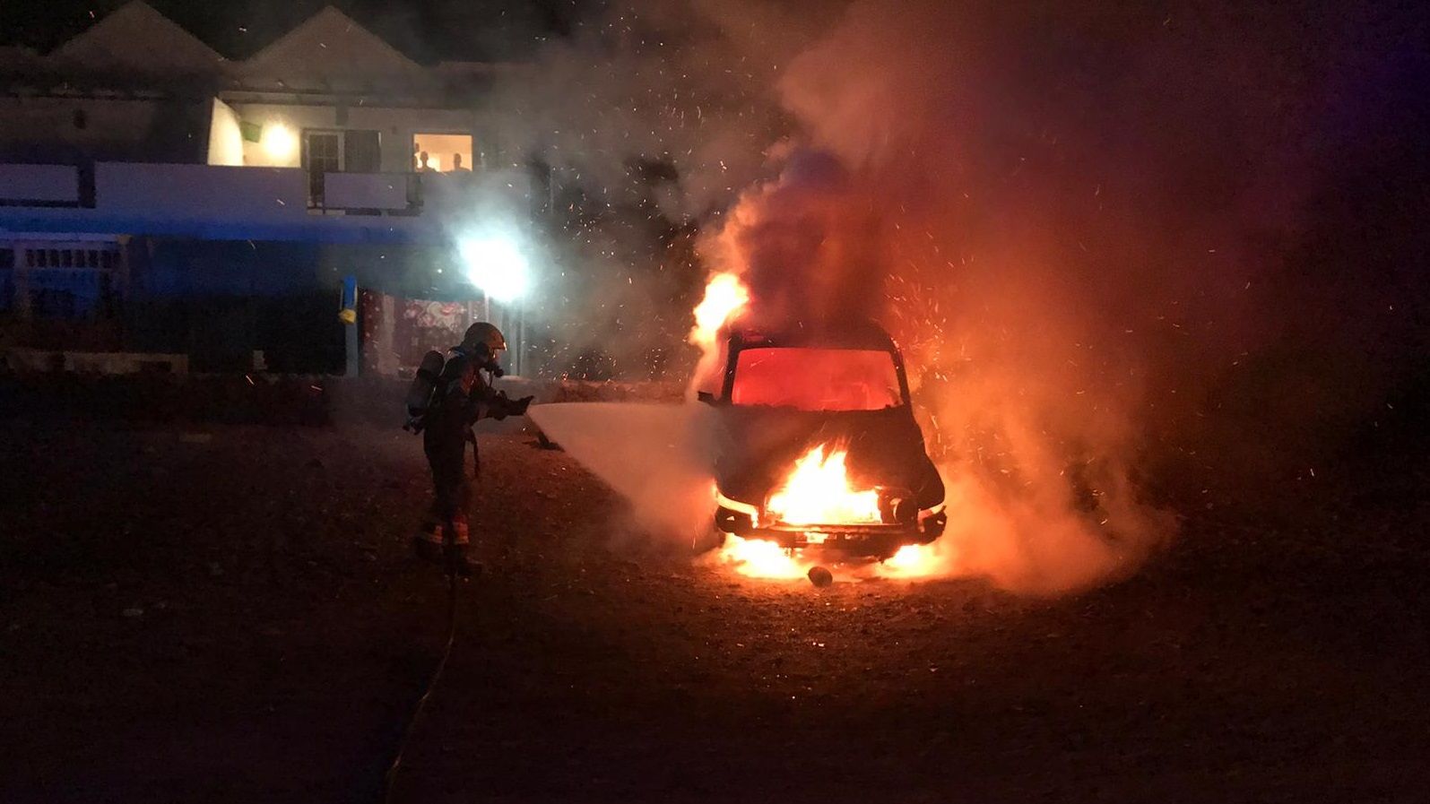 Incendio de un vehículo en Playa Blanca