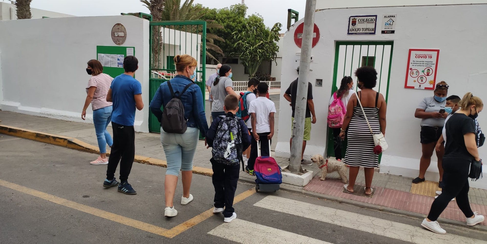 Niños volviendo al colegio en Lanzarote (FOTOS: Sergio Betancort)
